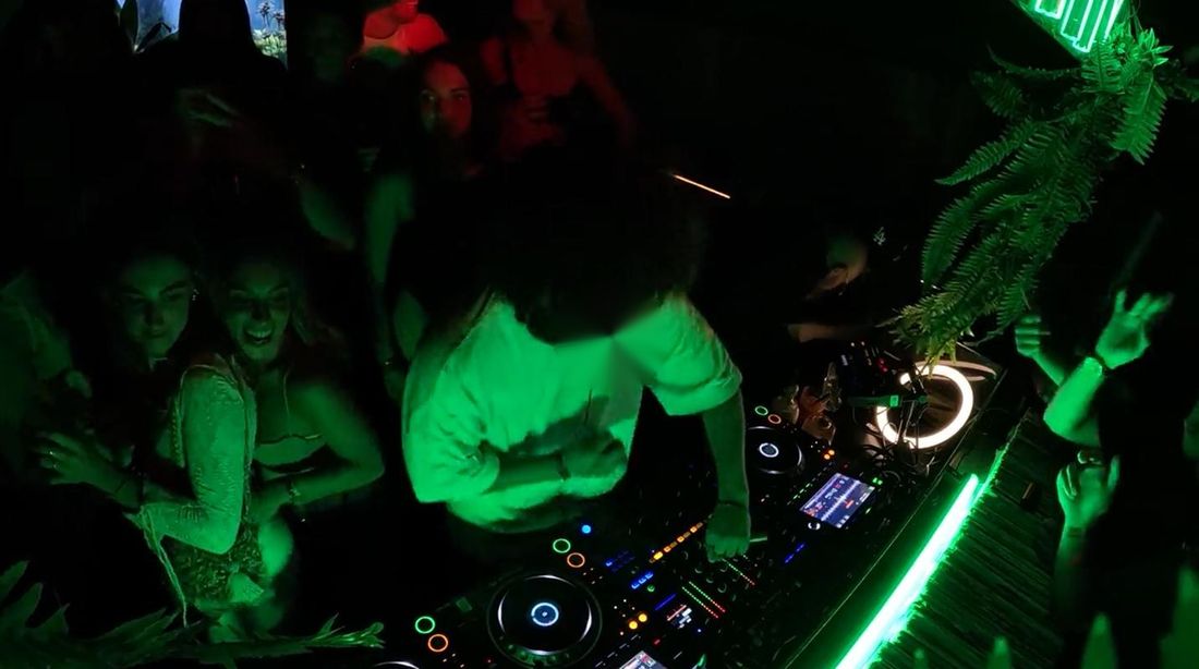 Packed floor during a Juay Kennedy club set